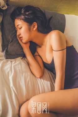 美女跪下吃男人的J8视频